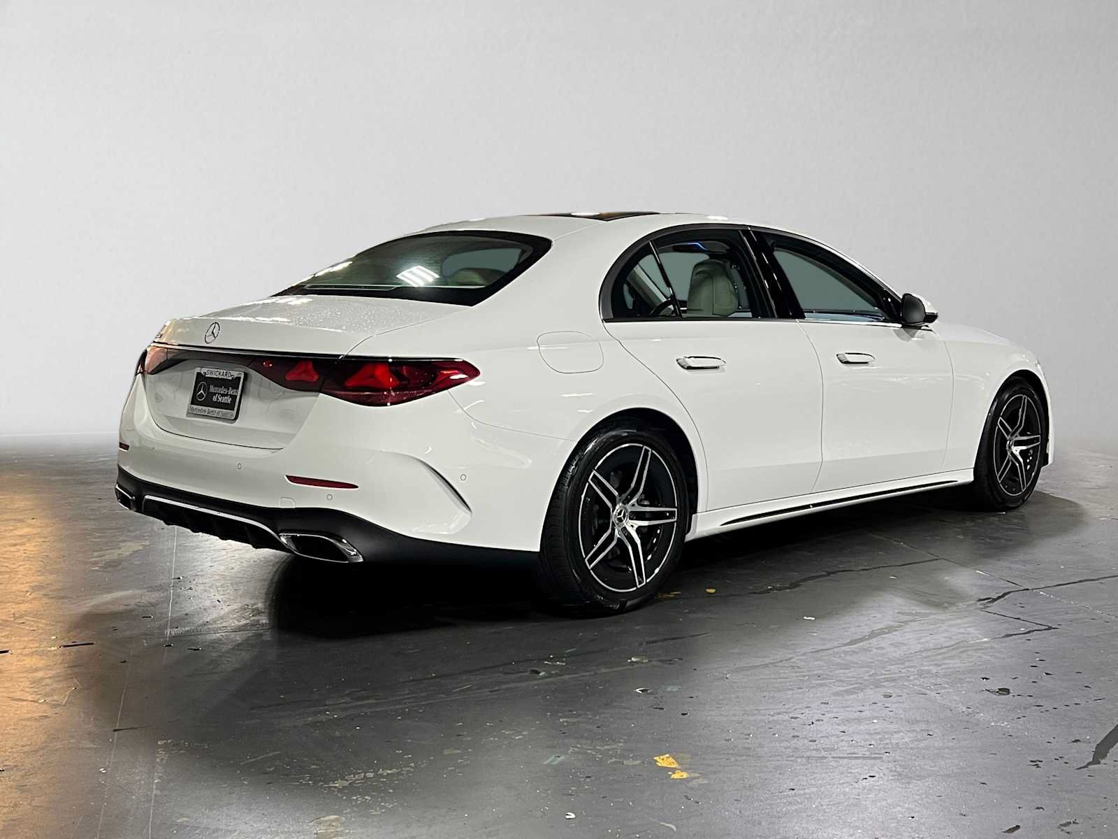 Used 2025 Mercedes-Benz E 350 Sedan image 3