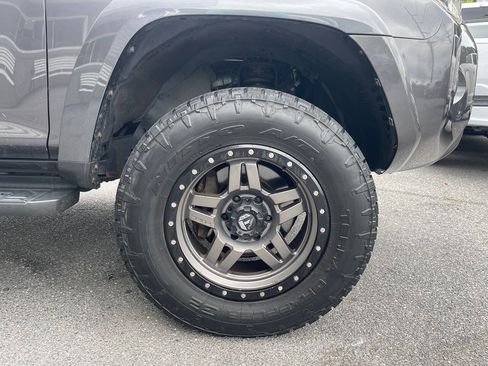 Used 2017 Toyota 4Runner SR5 AWD/4WD image 9