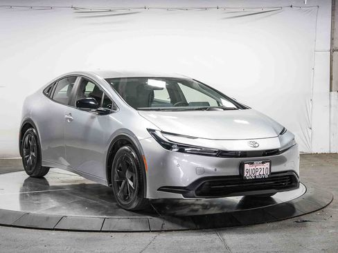 Used 2025 Toyota Prius LE FWD image 5