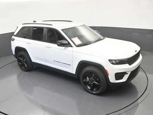 Used 2024 Jeep Grand Cherokee Altitude image 53