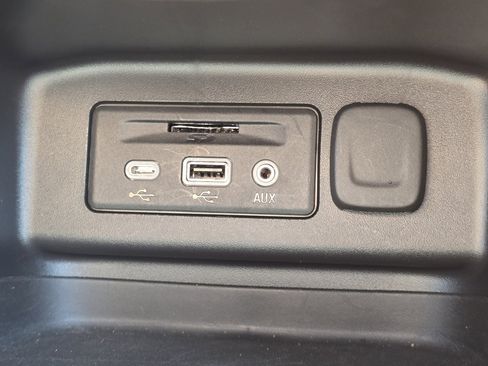 Certified 2023 Chevrolet Equinox RS w/ RS Leather Package FWD image 9