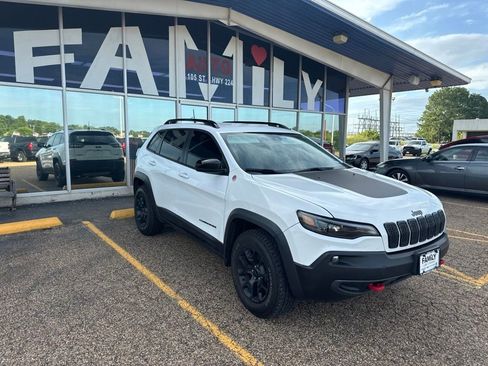 Used 2022 Jeep Cherokee Trailhawk w/ Premium Leather Package AWD/4WD image 1