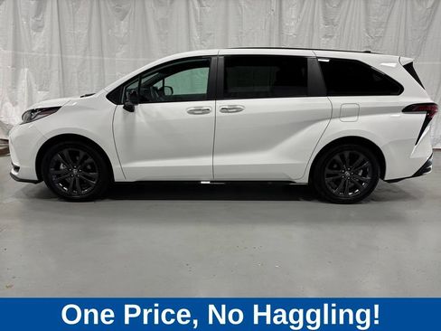 Used 2025 Toyota Sienna XSE FWD image 4