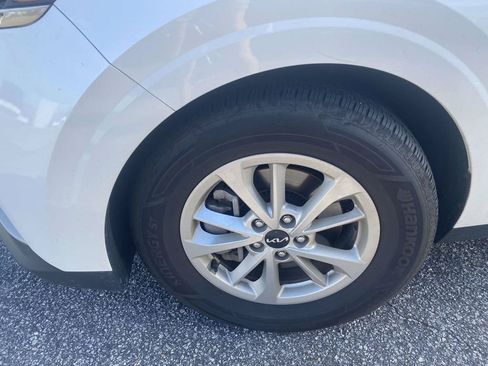 Used 2024 Kia Carnival LX FWD image 4