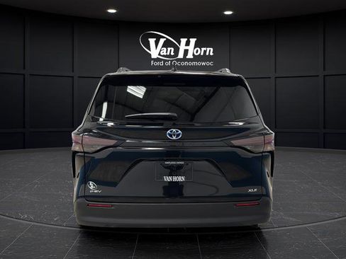 Used 2025 Toyota Sienna XLE FWD image 6