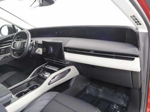 Used 2025 Lincoln Nautilus Premier image 48