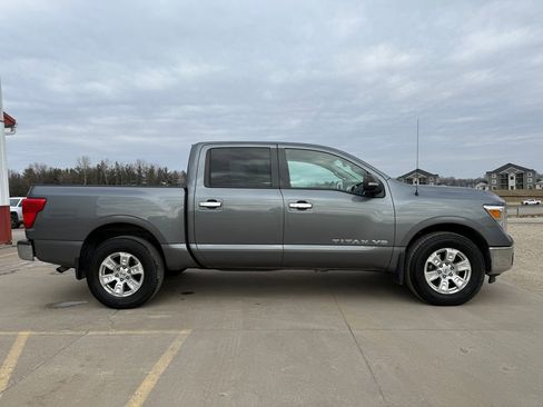 Used 2018 Nissan Titan SV image 4