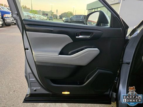 Used 2020 Toyota Highlander XLE image 21