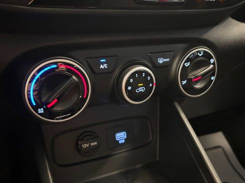 Used 2021 Hyundai Venue SE image 14