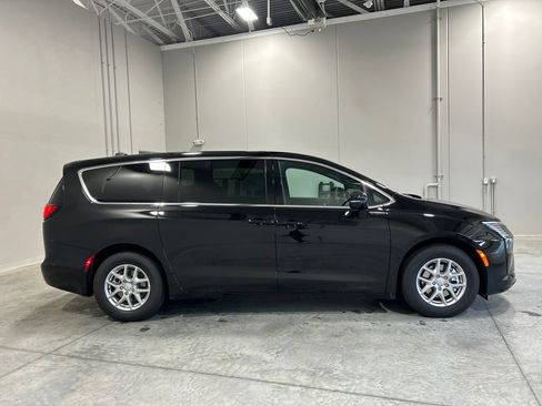 New 2027 Chrysler Pacifica Select FWD image 5