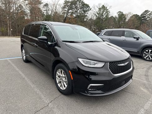 Used 2024 Chrysler Pacifica Touring-L image 2