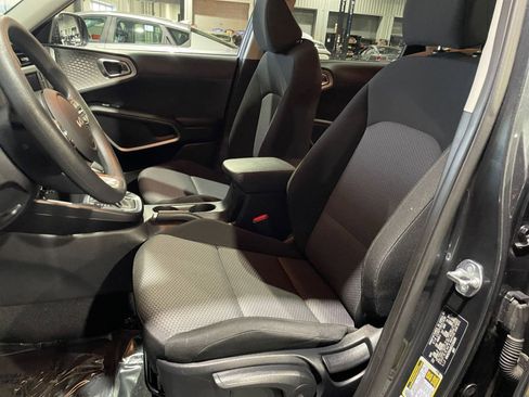 Used 2025 Kia Soul LX w/ LX Technology Package image 24