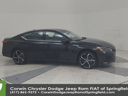 Used 2025 Nissan Altima 2.5 SR image 3