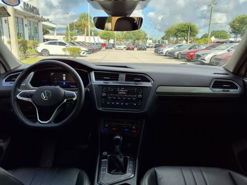 Used 2022 Volkswagen Tiguan SE w/ Panoramic Sunroof Package image 17