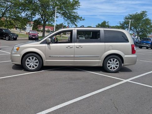 Used 2016 Chrysler Town & Country Touring FWD image 8