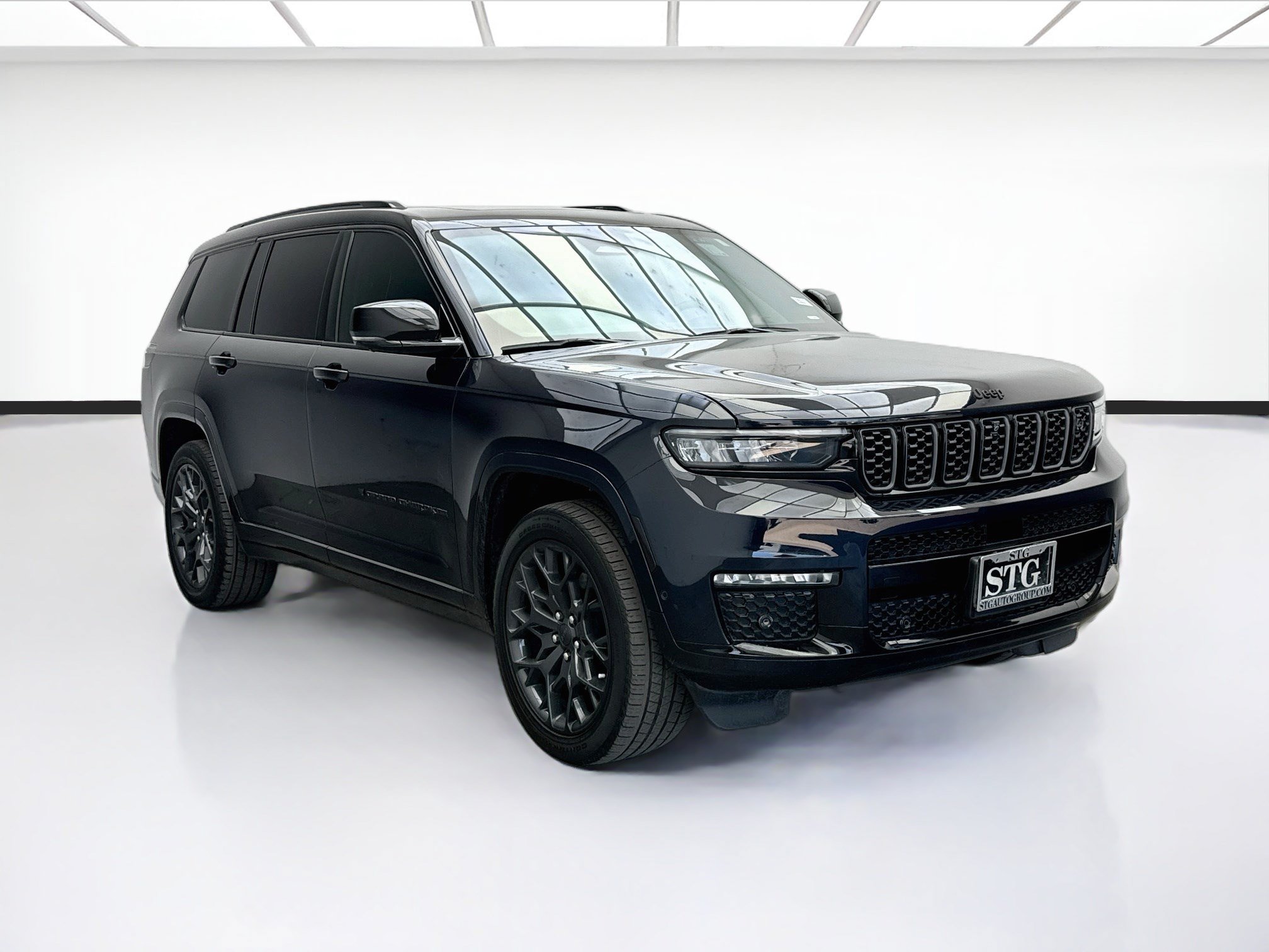 Used 2023 Jeep Grand Cherokee L Summit AWD/4WD image 3