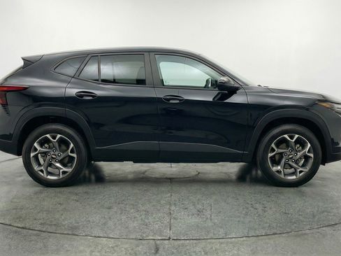 Used 2025 Chevrolet Trax LT w/ LT Convenience Package image 11