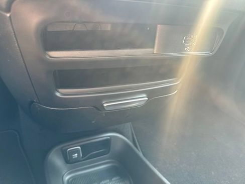 Used 2027 Chrysler Pacifica Select AWD/4WD image 22
