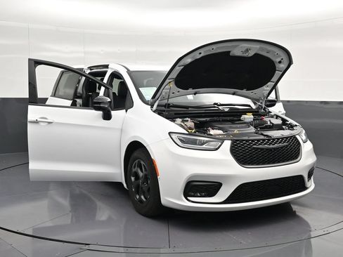Used 2024 Chrysler Pacifica Limited FWD image 37