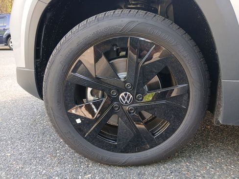 New 2026 Volkswagen Taos SE FWD image 26