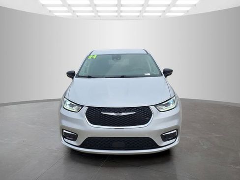Used 2024 Chrysler Pacifica Touring-L FWD image 3