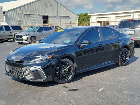 Used 2025 Toyota Camry SE w/ Convenience Package FWD image 1