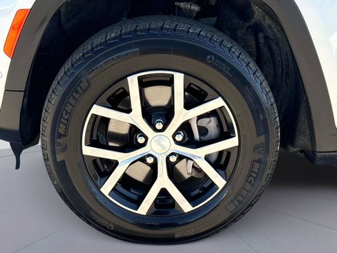 Used 2024 Jeep Grand Cherokee L Limited w/ Luxury Tech Group II image 11