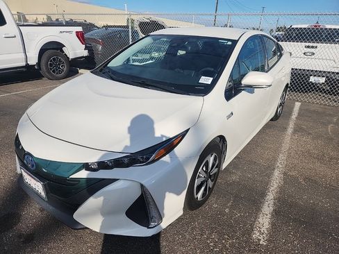 Used 2019 Toyota Prius Prime Premium image 3