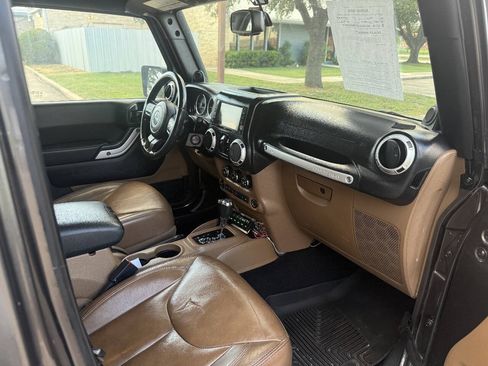 Used 2014 Jeep Wrangler Unlimited Sahara w/ Max Tow Package AWD/4WD image 10