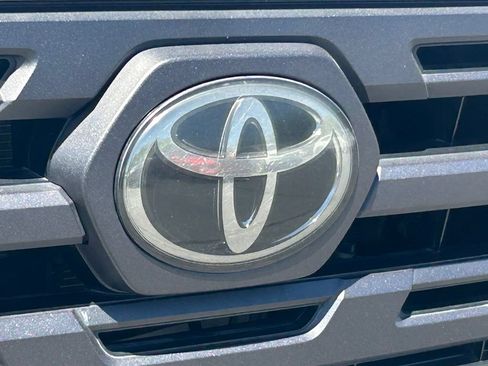 Used 2018 Toyota Tacoma SR5 AWD/4WD image 11