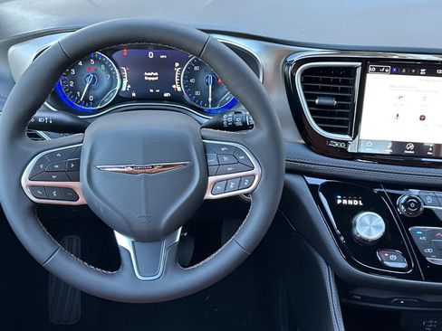 New 2026 Chrysler Pacifica Pinnacle w/ Trailer Tow Group image 14