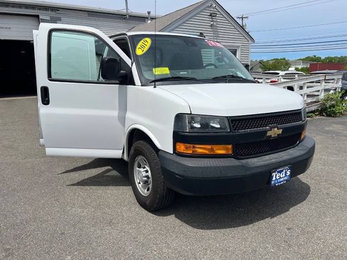 Used 2019 Chevrolet Express 2500 RWD image 16