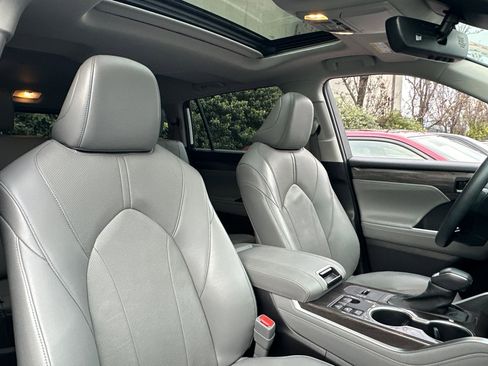 Used 2023 Toyota Highlander Limited image 30