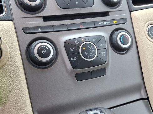 Used 2017 Ford Taurus SE image 16