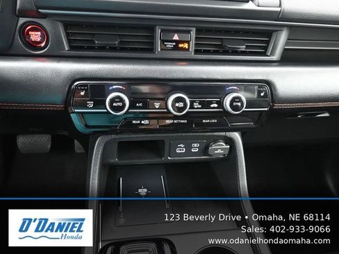 Used 2025 Honda Pilot TrailSport image 32