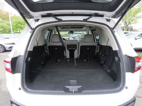 Used 2023 Honda Pilot Touring image 11