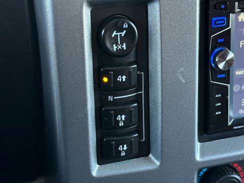 Used 2003 HUMMER H2 Luxury w/ Preferred Equipment Group image 38