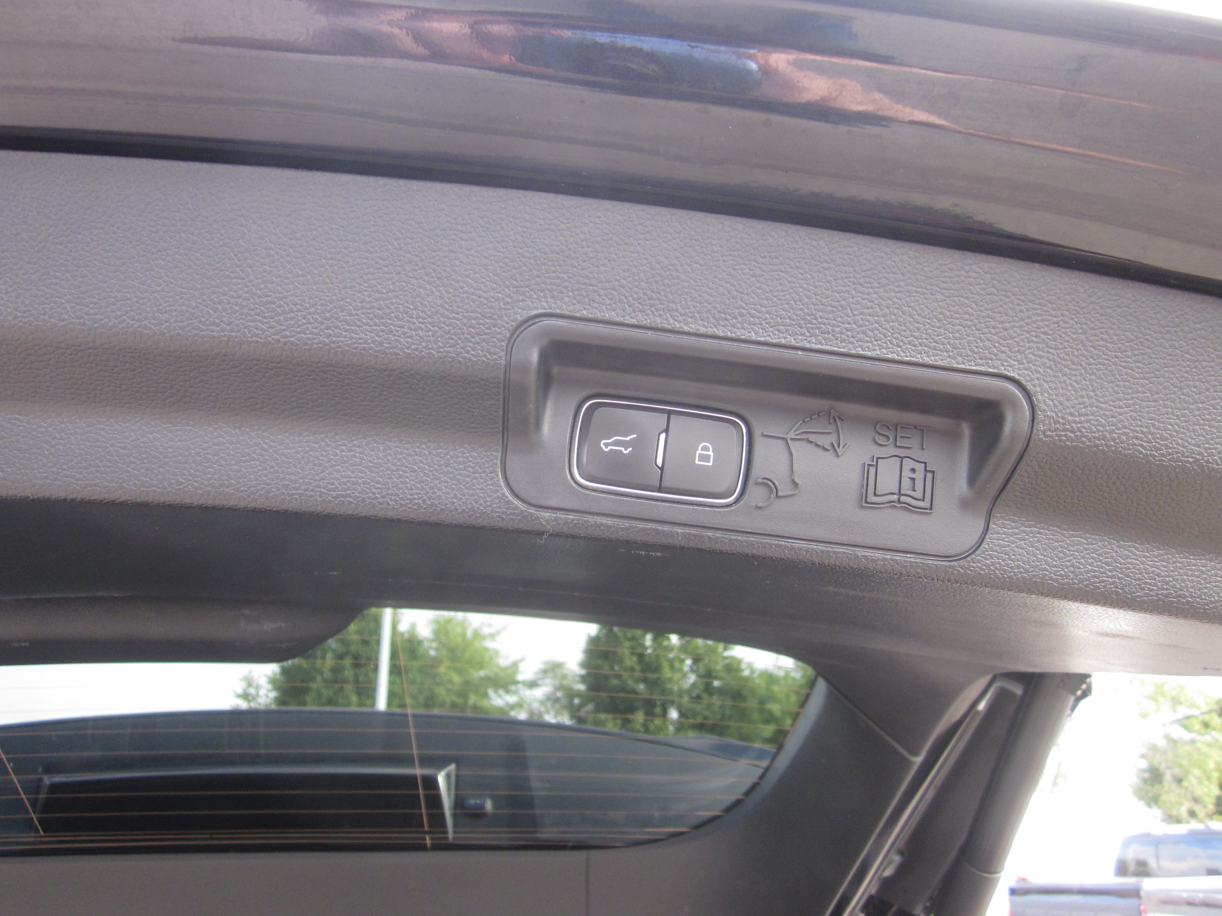Used 2020 Ford Explorer XLT w/ Comfort Package AWD/4WD image 12