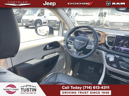 Used 2023 Chrysler Pacifica Limited FWD image 7