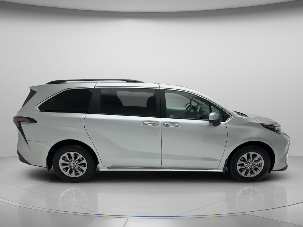 Used 2025 Toyota Sienna XLE FWD image 6