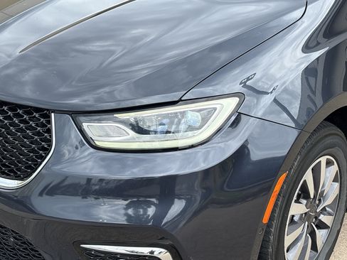 Used 2021 Chrysler Pacifica Touring-L FWD image 6