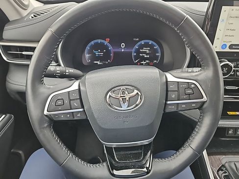 Used 2023 Toyota Highlander Limited image 18