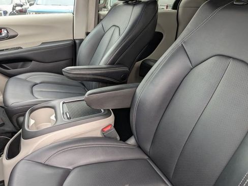 Used 2024 Chrysler Pacifica Touring-L FWD image 25