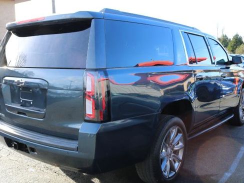 Used 2019 Chevrolet Suburban LT image 8