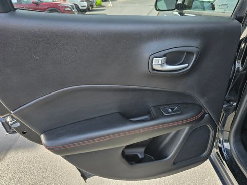 Used 2017 Jeep Compass Trailhawk w/ Leather Interior Group AWD/4WD image 32