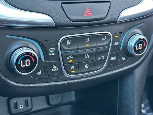 Used 2018 Chevrolet Equinox LT w/ Sun & Infotainment Package image 27