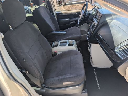 Used 2011 Chrysler Town & Country Touring FWD image 9