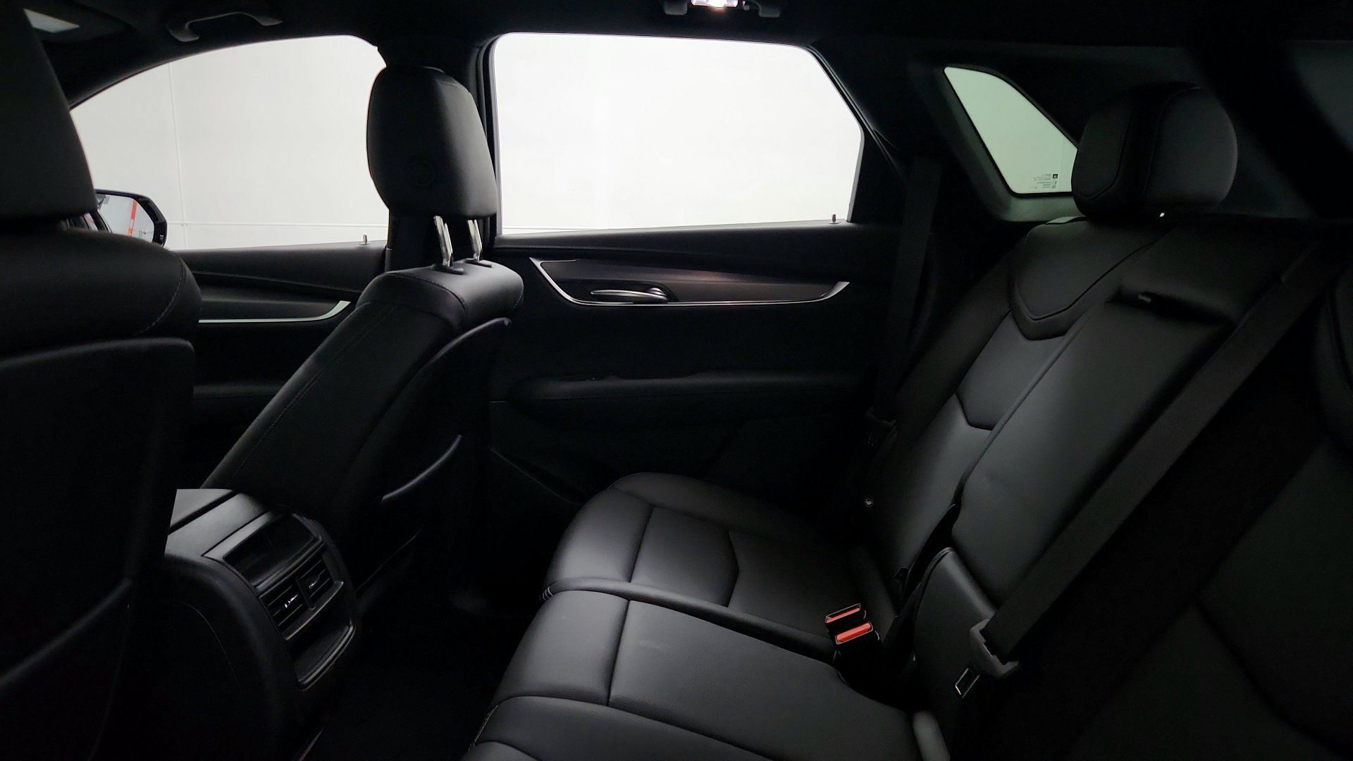 Certified 2024 Cadillac XT5 Luxury w/ LPO, Floor Liner Package AWD/4WD image 23