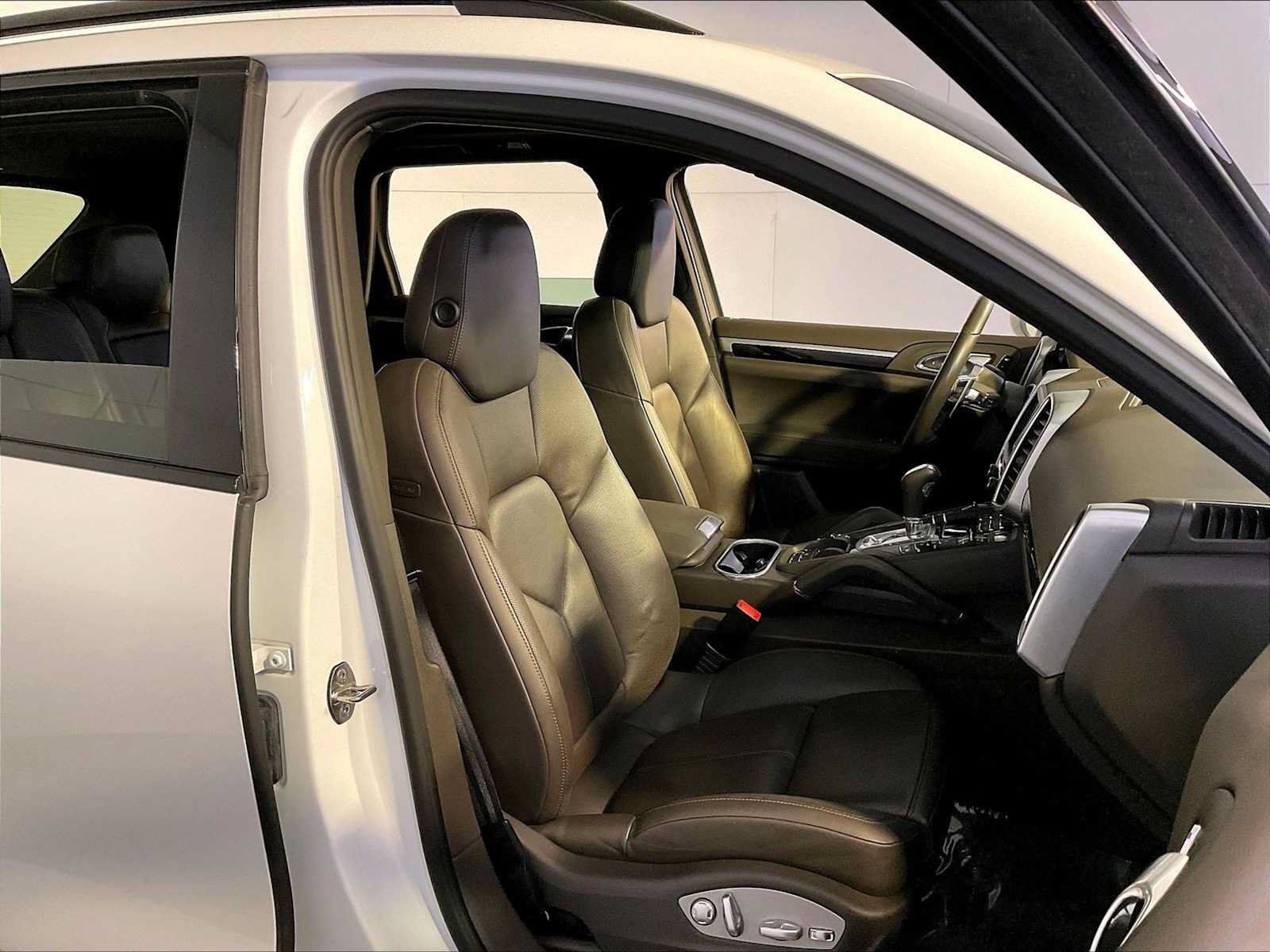 Certified 2016 Porsche Cayenne AWD/4WD image 18