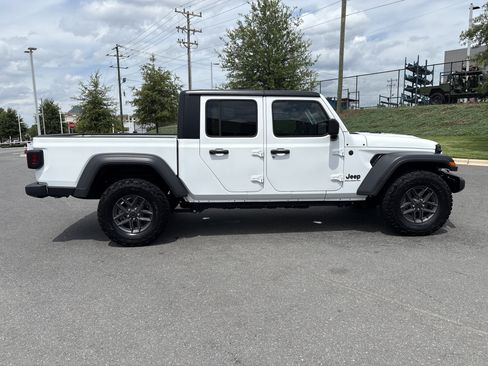 Used 2025 Jeep Gladiator Sport AWD/4WD image 10
